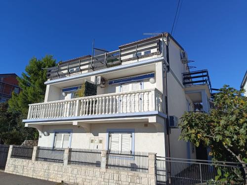 Apartment in Novi Vinodolski with sea view, balcony, air conditioning, Wi-Fi (3667-1)