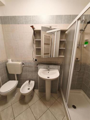 a small bathroom with a toilet and a sink at In Centro in Domodossola