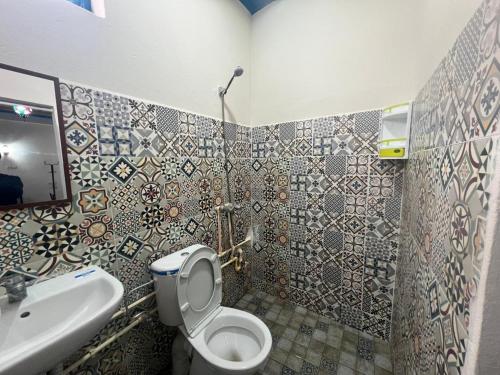 a bathroom with a toilet and a sink at Riad Ingbiwn N'Tiznit in Tiznit