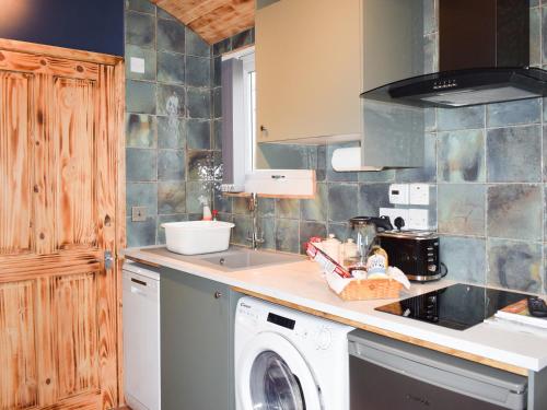 a kitchen with a washer and a washing machine at Badgers - Uk46750 in Herstmonceux