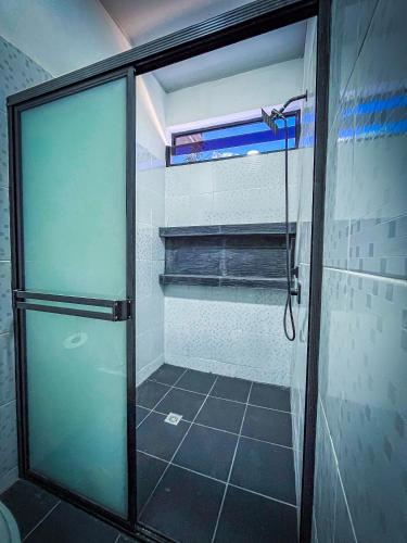 a shower with a glass door in a bathroom at Hotel D' Palacio Real in San Miguel