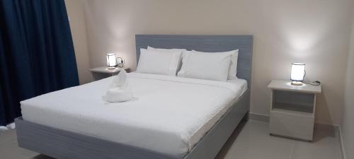 Postel nebo postele na pokoji v ubytování McRoyal Hotel