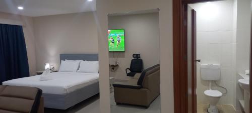 Koupelna v ubytování McRoyal Hotel