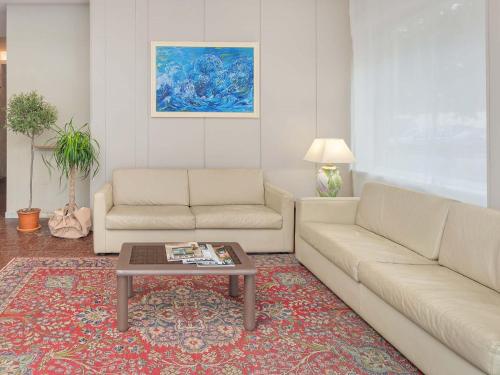 una sala de estar con dos sofás y una mesa de centro en B&B HOTEL Riviera Celle Ligure, en Celle Ligure