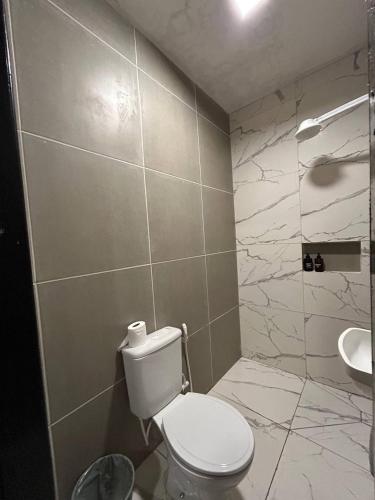 a bathroom with a toilet and a sink at Suite Brisa da Colina in Garanhuns