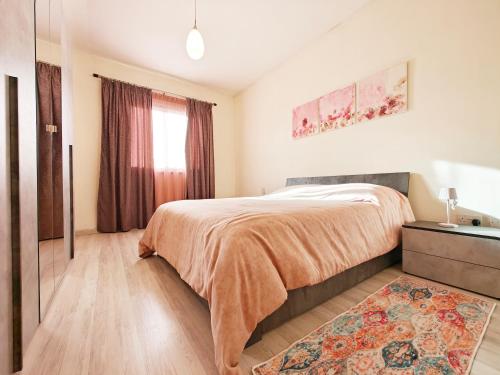a bedroom with a bed and a dresser and a window at Ivy in Is-Swieqi