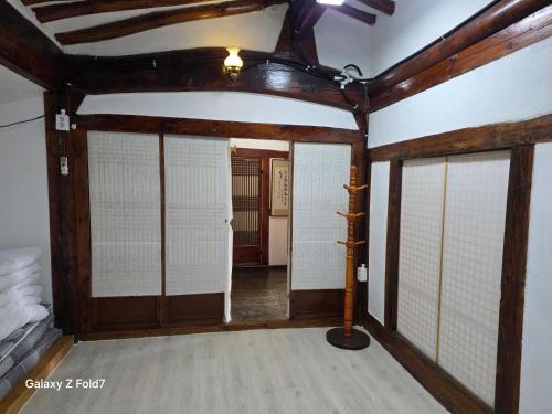 a room with sliding glass doors and a ceiling at 서라벌옛집 in Gyeongju