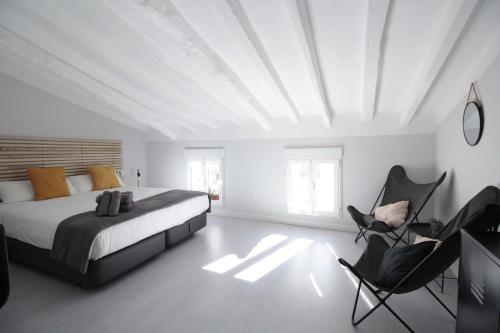 a bedroom with a bed and a desk and chairs at Jome Stays La Nucía in La Nucía