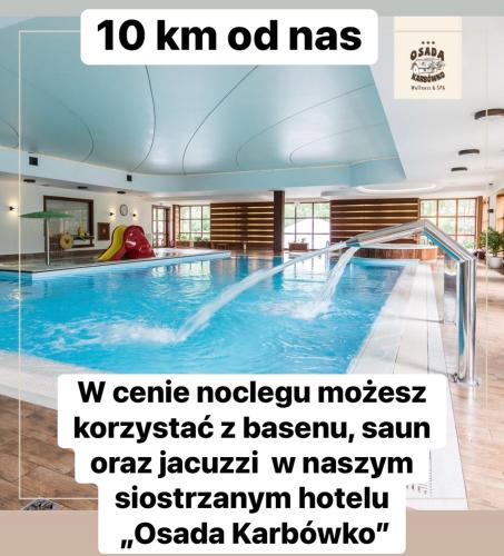 una piscina in un hotel con un cartello che recita km od mars di Hotel Vabank a Golub-Dobrzyń