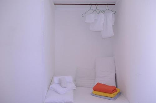 a room with white walls and white towels at Mya Vacanze in Torre dell'Orso