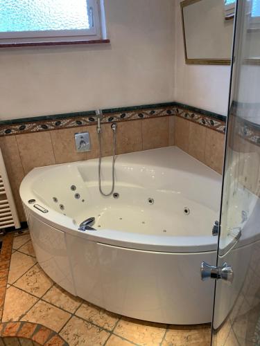 a bath tub in a bathroom with a shower at Grosses Apartment Aschaffenburg 4 Schlafzimmer für bis zu 11 Gäste AschaffApartment Mainaschaff in Mainaschaff