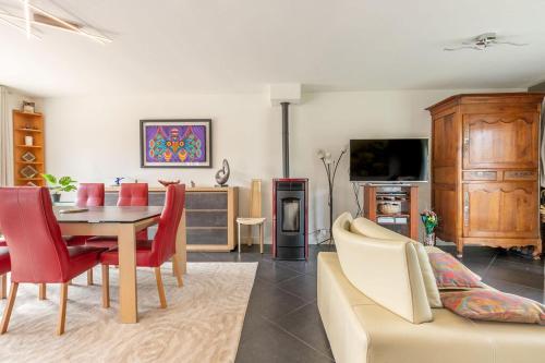 a living room with a dining room table and chairs at La Belle Escale - Maison proche gare et d'Orléans in Fleury-les-Aubrais