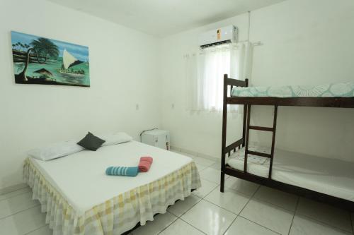a bedroom with a bunk bed and a ladder at Pousada da Sú in Bertioga