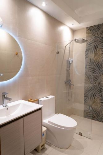 a bathroom with a toilet and a sink and a shower at Residencial Esprit Caribbean in Bayahibe