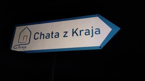 a sign for chatea z kraaza at Chata z Kraja in Józefów