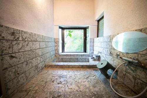 a bathroom with a sink and a window at 【マリンブルー風オーシャンビュー】貸切ヴィラ WIFI付/BBQ可能/最大6名/無料駐車場 in Okawa