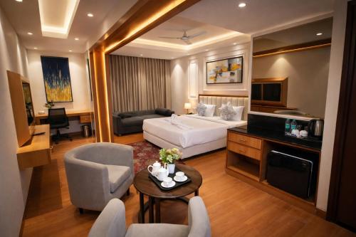 a large room with a bed and a living room at Green Mountain Resort in Guna