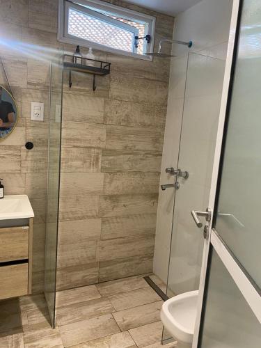 a bathroom with a shower and a toilet at Estudio Villa Rosas in Rafaela