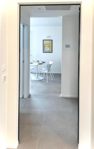 a hallway with a glass door leading to a dining room at Pantone - Sarnico Color Suites in Sarnico