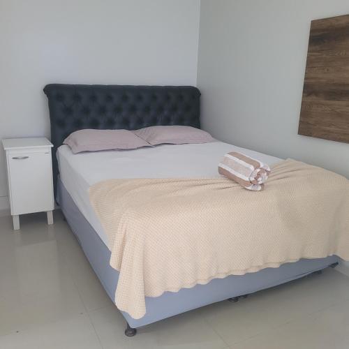 a bedroom with a bed with a black headboard at Apartamento in União da Vitória