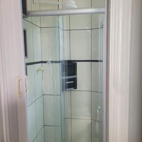 a bathroom with a shower with a glass door at Apartamento in União da Vitória