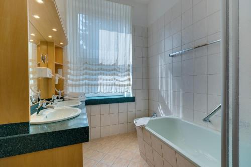 Bilik mandi di Kurhotel Bad Schlema