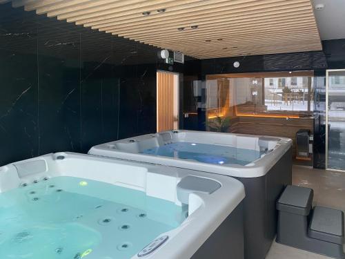 a jacuzzi tub in the middle of a room at Szum Bałtyku in Jastrzębia Góra