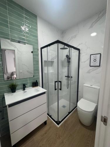a bathroom with a glass shower and a toilet at Estudio Luminoso AM in Bollullos par del Condado