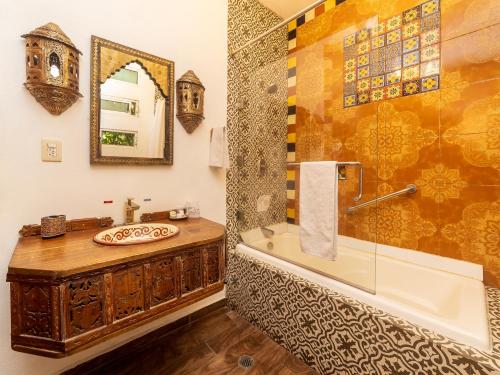 a bathroom with a tub and a sink and a bath tub at Hotel Casa Anzures in Mexico City