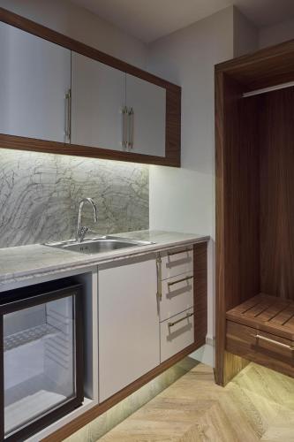 Concorde Tower Hotel & Casino — minibar