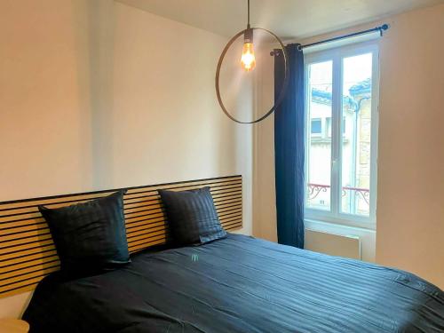 a bedroom with a blue bed with a window at Le Calypso pour 4 pers CLIM CONFORT INTERNET PROCHE DE LA GARE in Marmande