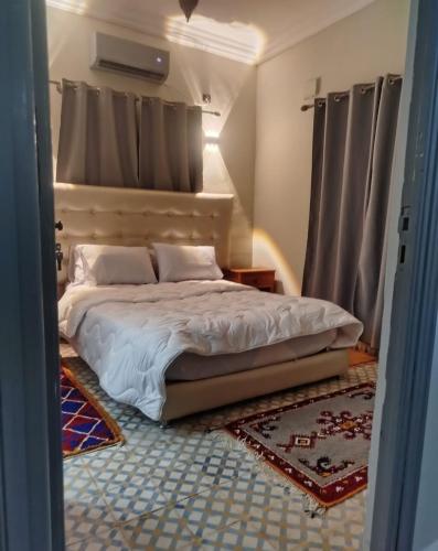 a bedroom with a large bed in a room at hotel and restaurant kasbah draa in Agdz