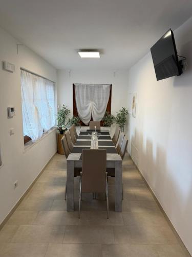 a conference room with a long table and chairs at Il Covo dell'aquila in LʼAquila