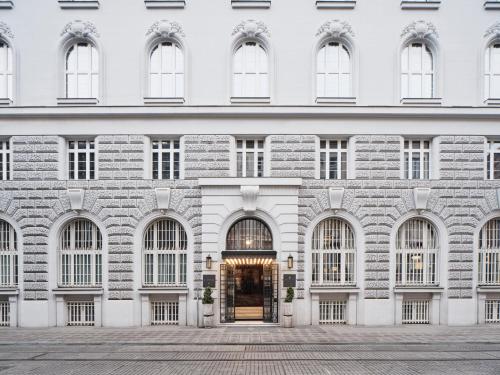 Hotel Capital — Property building
