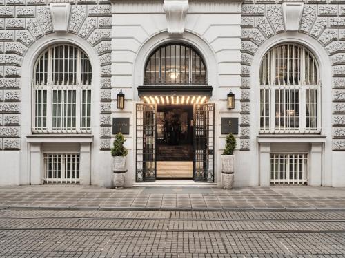 Hotel Capital — Facade/entrance