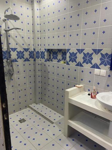 a bathroom with blue and white tiles and a sink at VILLA KEUR BAYE FALL Saly in Sali Nianiaral