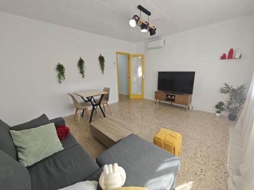 TV tai viihdekeskus majoituspaikassa SeaSuites Yellow - Loft cerca del mar en Cullera