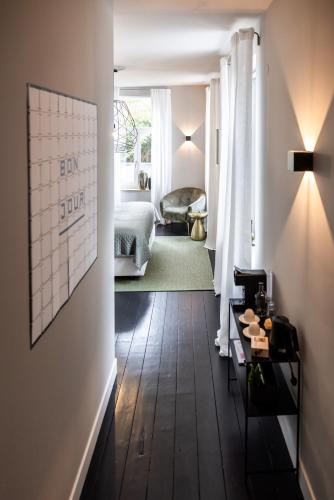 a living room with a bed and a table in a room at Villa V - Petit Hôtel in Valkenburg