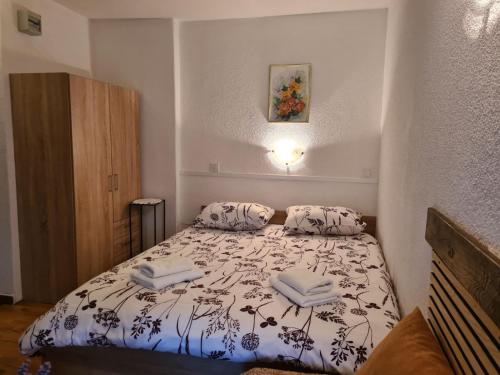 a bedroom with a bed with two towels on it at Apartmani Viola in Momjan