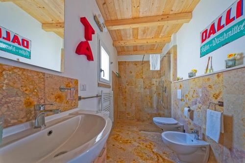 a bathroom with two toilets and a tub and a sink at B&B Al Cristo in SantʼAmbrogio di Valpolicella