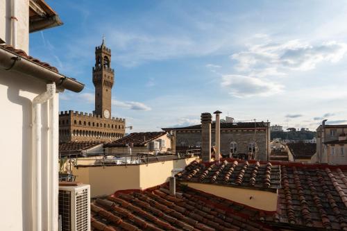 Via Lamberti, 3 - Florence Charming Apartments - Charming and historic 5th-floor attic apartment with elevator in a building at the heart of vibrant Florence, just a 2-minute walk from all attractions