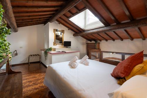 Via Lamberti, 3 - Florence Charming Apartments - Charming and historic 5th-floor attic apartment with elevator in a building at the heart of vibrant Florence, just a 2-minute walk from all attractions