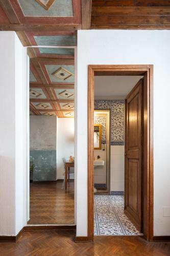 Via Lamberti, 3 - Florence Charming Apartments - Charming and historic 5th-floor attic apartment with elevator in a building at the heart of vibrant Florence, just a 2-minute walk from all attractions