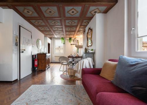 Via Lamberti, 3 - Florence Charming Apartments - Charming and historic 5th-floor attic apartment with elevator in a building at the heart of vibrant Florence, just a 2-minute walk from all attractions