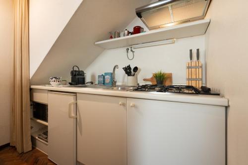 Via Lamberti, 3 - Florence Charming Apartments - Charming and historic 5th-floor attic apartment with elevator in a building at the heart of vibrant Florence, just a 2-minute walk from all attractions