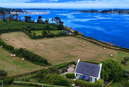 Maison vue mer incroyable 180 degrés , accès direct plage et GR34