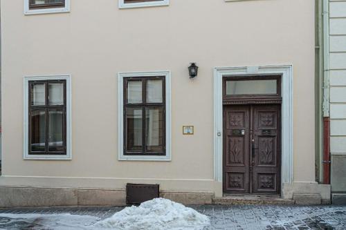 a building with a door and a pile of snow at City Royal Studio in Székesfehérvár