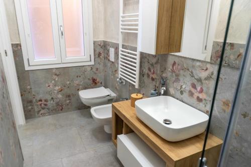 a bathroom with a sink and a toilet at Ca' dei Venti in Chioggia