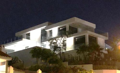 Stunning villa in Benalmádena with amazing views, pool and large gym