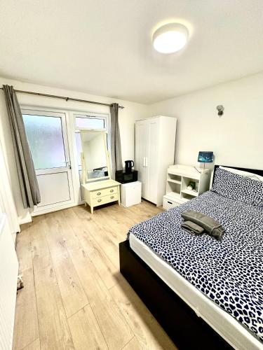 a bedroom with a bed and a large window at Recently fully refurbished --January 2026-- private en-suite room with brand-new bathroom and private entrance in Oxford